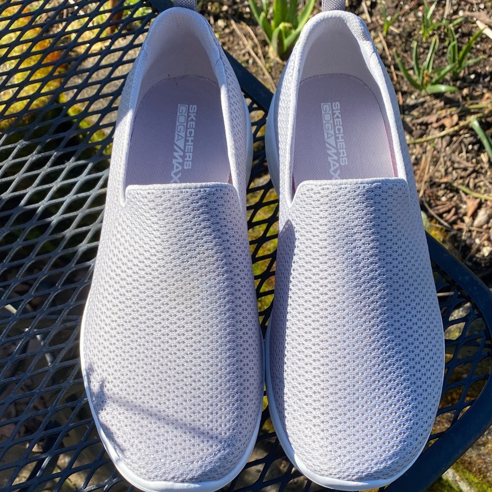 New Skechers Light Gray GoGa MAX  Mesh Slip-Ons 8.5 US
